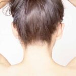 女性のうなじ　後ろから見た画像